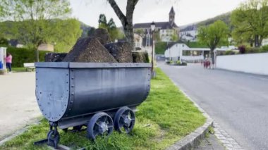 Fransa 'nın Alsace şehrinde bulunan tarihi kumtaşı arabasıyla Buhl' un Büyüleyici Akşam Manzarası 