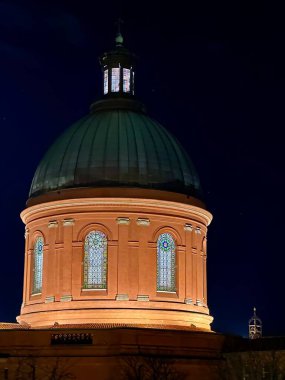 Gece La Grave Kubbesi 'nin görkemli zarafeti, Toulouse' un Skyline 'ında sembolik bir işaret.