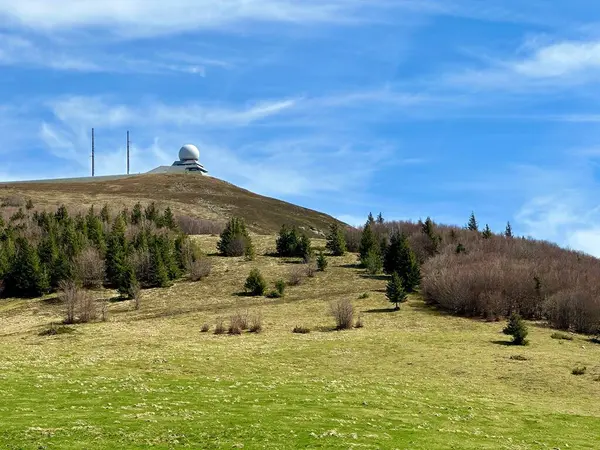Grand Ballon Zirvesi Gözlemevi Radar, Haut-Rhin 'deki Picturesque Vosges Dağı, Alsace, Fransa, Nisan