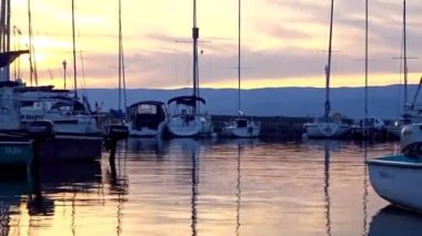 Thonon-les-Bains, Fransa - 16 Ağustos 2018: Thonon-les-Bains Limanı 'nda Alacakaranlık Huzuru: Yatlar ve Yelkenliler Ateşli Gün Batımına Karşı