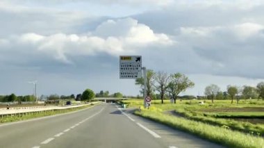 Dusk 'taki Navigasyonel Yönler: D83 Yol İşareti Bulutlu Gökyüzü Yakını Guebwiller, Haut-Rhin, Alsace, Fransa