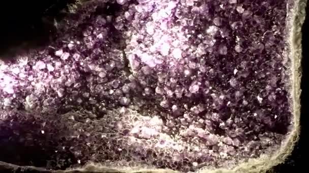 ラディアント アメジスト ジオード 光の中でスパークリング 自然のクリスタル ブリリアンスの壮大なディスプレイ — ストック動画