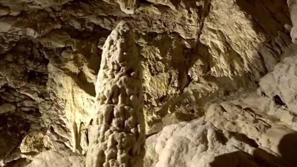 Imposante Stalagmiten Den Höhlen Von Vallorbe Dem Schweizer Karstphänomen — Stockvideo