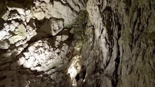 Vallorbe Mağaralarının Çinde Gizemli Karistik Oluşumlar Doğal Yeraltı Mucizesi — Stok video