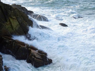 Quiberon Sahili 'nin engebeli kayalıklarına karşı çalkantılı sular çarpışarak okyanusun ham gücünü ele geçirdi.