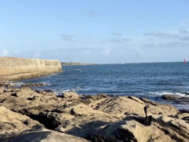 Quiberon kıyı manzarası, Morbihan Antik Taş Duvarı, Rocky Sahili ve Dinamik Okyanus Dalgaları