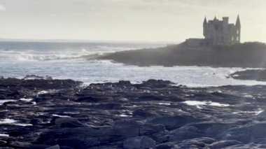 Altın Saat, Quiberon Yarımadası 'ndaki Şato Turpault Manzarası Engebeli Kıyı Manzarasını Vurguluyor