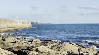 Quiberon kıyı manzarası, Morbihan Antik Taş Duvarı, Rocky Sahili ve Dinamik Okyanus Dalgaları