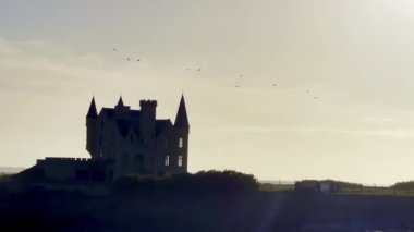 Günbatımında Şato Turpault 'un Gizemli Silueti, Quiberon: Altın Gökyüzüne Karşı Iconic Şatosunun üzerinde Yükselen Kuşlar