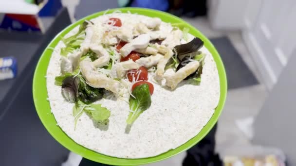 Frisch Zubereitete Hähnchensalat Wrap Mit Kirschtomaten Und Gemischtem Gemüse Auf — Stockvideo