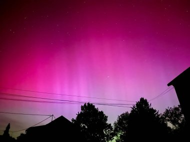 Urban France Üzerine Çarpıcı Aurora Borealis: 10 Mayıs 2024 tarihinde eşi görülmemiş bir Güneş patlamasından canlı mor ve pembe gökyüzü