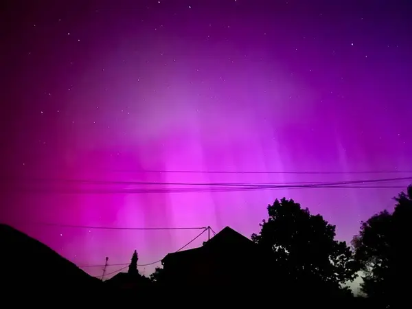 Urban France Üzerine Çarpıcı Aurora Borealis: 10 Mayıs 2024 tarihinde eşi görülmemiş bir Güneş patlamasından canlı mor ve pembe gökyüzü