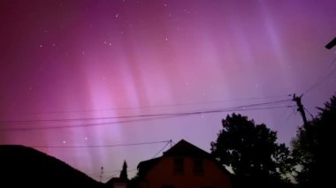 Urban France Üzerine Çarpıcı Aurora Borealis: 10 Mayıs 2024 tarihinde eşi görülmemiş bir Güneş patlamasından canlı mor ve pembe gökyüzü