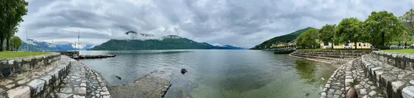 Cannobio, Showcasing Lush Yeşillik ve Bulutla kaplı Dağlar, Verbano-Cusio-Ossola, Piedmont, İtalya 'dan Maggiore Gölü' nün 180 Panoramik Manzarası