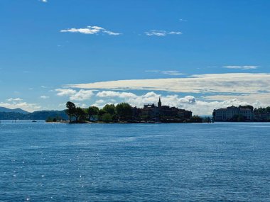 Isola dei Pescatori ve Isola Bella 'nın Verbano-Cusio-Ossola, Piedmont, İtalya' da açık mavi bir gökyüzü altında Maggiore Gölü üzerindeki görüntüsü