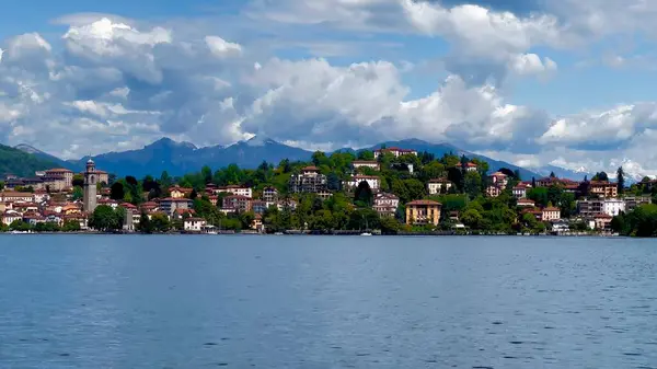 İtalya 'nın Piedmont kentindeki Verbania Town ve Maggiore Gölü' nün Lush Green Hills ve Snow-Capped Dağları manzarası