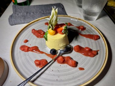 Enfes Vanilyalı Panna Cotta Taze Çilek, Yabanmersini ve Artistik Tabakta Çilek Garnitürü