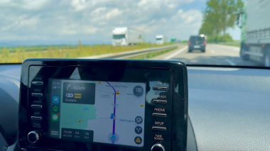 Niederentzen, Fransa - 6 Haziran 2024: Waze Navigasyon ile Otoyolda Yolculuk Modern Otomobille Apple Carplay 'de sergilendi