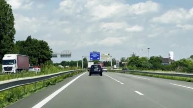 Colmar, Fransa - 6 Haziran 2024: Alsace 'de A35 karayolu, Colmar, Strasbourg ve Nancy için yol işaretleri ve açık bir günde Niederhergheim, Herrlisheim, Munster ve Grardmer' in varış noktaları