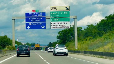 Colmar, Fransa - 6 Haziran 2024: Alsace 'de A35 karayolu, parçalı bulutlu bir günde Nancy St Die, Strasbourg, Selestat, Epinal, Kaysersberg, Colmar Nord ve ekonomik bölgeler için yol tabelaları
