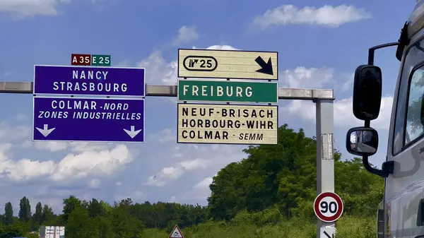 Colmar, Fransa - 6 Haziran 2024: Alsace 'de A35 karayolu, güneşli bir günde Nancy, Strasbourg, Colmar Nord, endüstriyel bölgeler, Freiburg, Neuf-Brisach, Horbourg-Wihr ve Colmar Semm için yol tabelaları