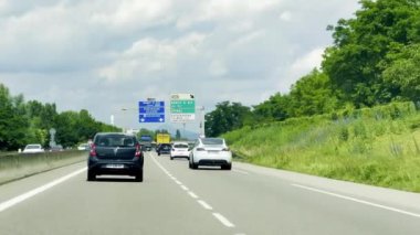 Colmar, Fransa - 6 Haziran 2024: Alsace 'de A35 karayolu, parçalı bulutlu bir günde Nancy St Di, Strasbourg, Slestat, Epinal, Kaysersberg, Colmar Nord ve ekonomik bölgeler için yol tabelaları