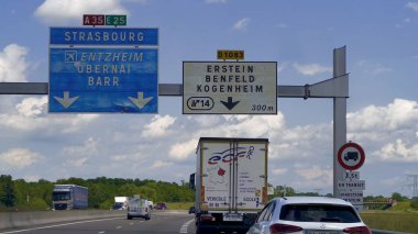 Selestat, Fransa - 6 Haziran 2024: Fransa 'nın Alsace şehrinde A35 karayolu açık bir günde Strasbourg, Entzheim, Obernai, Barr, Erstein, Benfeld ve Kogenheim için yol tabelaları bulunmaktadır.