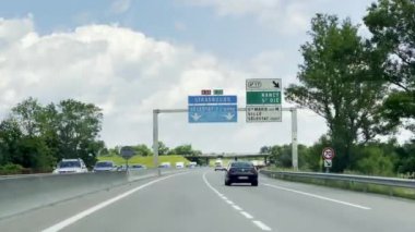 Selestat, Fransa - 6 Haziran 2024: Strasbourg, Slestat ZI Nord, Nancy, Saint-Di, Saint-Di, Sainte Marie aux Mines, Vill ve Slestat Ouest için açık bir günde yol tabelaları bulunan Alsace, Fransa 'da A35.