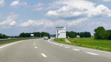 Strasbourg, Fransa - 6 Haziran 2024: Strasbourg yakınlarındaki D1083 karayolu Fegersheim, Ichtratzheim ve Ichtratzheim-Faubourg 'a giden yol tabelasıyla dolu.