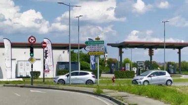Strasbourg, Fransa - 6 Haziran 2024: Strasbourg, Illkirch-Graffenstaden, Fegersheim ve Bas-Rhin, Alsace, Fransa 'daki bir benzin istasyonu yakınlarındaki istasyon servisini gösteren D83 üzerindeki yön tabelaları.