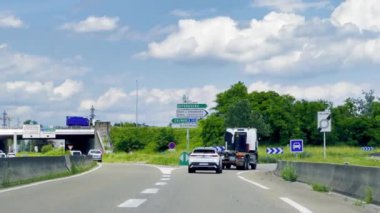 Strasbourg, Fransa - 6 Haziran 2024: Offenburg, Colmar, Entzheim, Port de Strasbourg ve Parc d 'Innovation in Bas-Rhin, Alsace, Fransa' daki yol işaretleri.