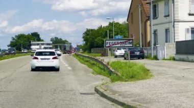 Fegersheim, Fransa - 6 Haziran 2024: M83 üzerinde Fegersheim 'den çıkış hız sınırı işareti ve Fransa' nın Alsace kentindeki yerleşim alanı.