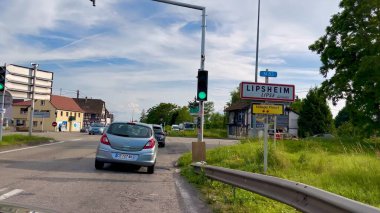 Lipsheim, Fransa - 6 Haziran 2024: M83 Lipsheim 'e Trafik Işığı Kavşağı Bas-Rhin, Alsace, Fransa