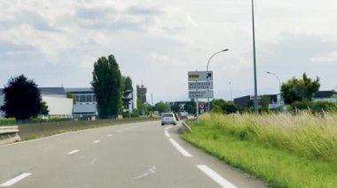 Benfeld, Fransa - 6 Haziran 2024: Parçalı bulutlu bir günde D206 çıkışının Westhouse, Kertzfeld, Benfeld ve Rhinau için yol tabelalarıyla Bas-Rhin, Alsace 'de görülmesi