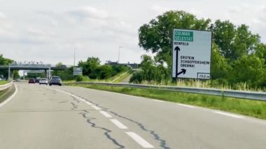 Benfeld, Fransa - 6 Haziran 2024: Bas-Rhin, Alsace ile Colmar, Slestat, Benfeld, Erstein, Schaeffersheim ve Obernai 'de D83 ve D1083' te araba sürmek