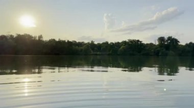 Sakin Gölün Üzerinde Günbatımı Yansıtıcı Su ve Açık Gökyüzü