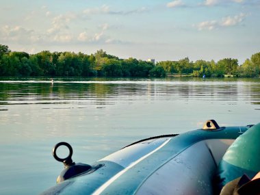 Sükunet Gölü 'ndeki Şişme Tekne Ağaçların Yansımaları ve Açık Gökyüzü