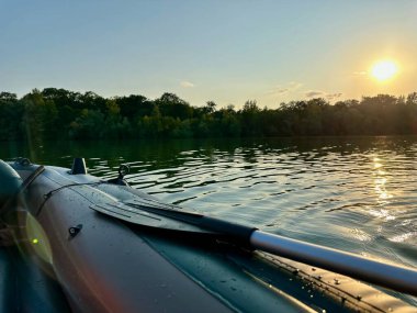 Sunset Gölü 'nde Yansıtıcı Su ve Manzaralı Orman Ufkusu ile Şişirilebilir Tekne