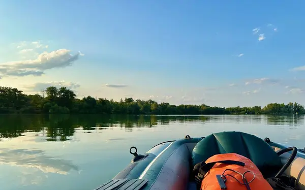 Sakin Göl 'de Şişirilebilir Tekne Ağaçların Yansımaları ve Mavi Gökyüzü Sunset' te