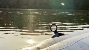 Sükunet Gölü 'ndeki Şişme Tekne Ağaçların Yansımaları ve Açık Gökyüzü