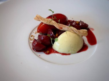 Vanilyalı Gourmet Tatlısı, Kirazlı şerbet, Kırmızı Berry Sosu ve Beyaz Tabakta Çıtır Tuile Garnitürü Zarif Yemek Ayarları