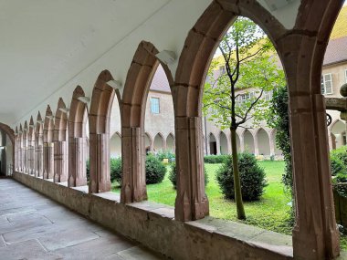 Couvent des Dominicains de Guebwiller Manastırı Huzur Bahçesi, Florival, Haut-Rhin, Alsace, Fransa