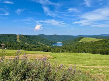 La Bresse 'deki Route des Cretes' den Panoramic Summer View of Lac de la Lande ve Grand Artimont, Vosges: Alpine Lake, Meadows ve Vologne Express Başkanı, Grand Est, Fransa