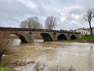 Mirecourt, Fransa - 23 Aralık 2023: Tarihsel Pont Stanislas Köprüsü Mirecourt, Fransa 'daki Madon Nehri üzerinde, Kış Sel Baskınları Altında