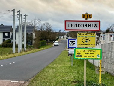 Mirecourt, Fransa - 23 Aralık 2023: Mirecourt, Grand Est, Fransa 'ya giden kırsal yol, Çiftçilerin 2023' te Bulutlu Gökler Altında Protesto Etmesinin ardından Ters Hoş Geldiniz İşaretleri