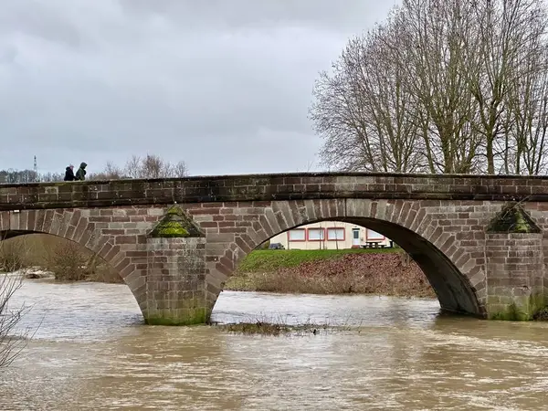 Mirecourt, Fransa - 23 Aralık 2023: Tarihsel Pont Stanislas Köprüsü Mirecourt, Fransa 'daki Madon Nehri üzerinde, Kış Sel Baskınları Altında