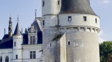 Fransa 'nın Loire Vadisi' nde Açık Bir Sonbahar Günü 'nde Chenonceau Şatosu Tarihi Kuleleri ve Süslü Çatı Hattının Ayrıntılı Manzarası