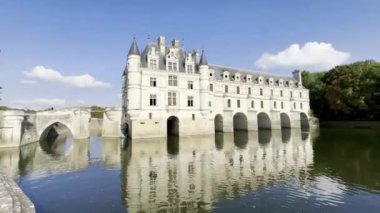 Majestic Chenonceau Şatosu Fransa 'nın Loire Vadisi' nde açık bir sonbahar gününde Cher Nehri 'ne yansıdı.