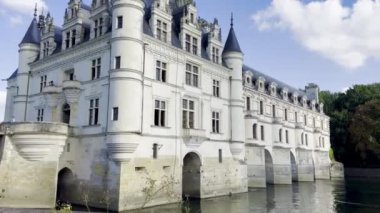 Chenonceaux, Fransa - 19 Eylül 2024: Majestic Chenonceau Şatosu Fransa 'nın Loire Vadisi' nde açık bir sonbahar gününde Cher Nehri 'ne yansıdı