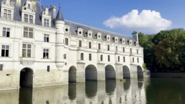Chenonceaux, Fransa - 19 Eylül 2024: Majestic Chenonceau Şatosu Fransa 'nın Loire Vadisi' nde açık bir sonbahar gününde Cher Nehri 'ne yansıdı